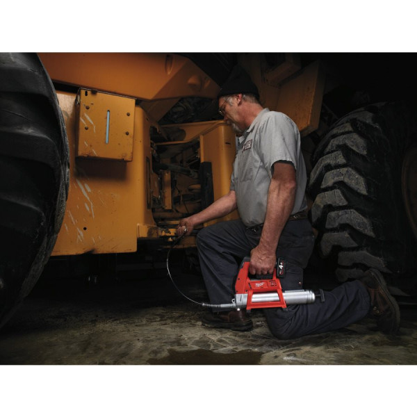 Шприц для змащування акумуляторний MILWAUKEE, M12 GG-401B (зарядний пристрій, 1 акумулятор М12 В4 4Ач, алюмінієва туба, сумка) Шприц для змащування акумуляторний MILWAUKEE, M12 GG-401B (зарядний пристрій, 1 акумулятор М12 В4 4Ач, алюмінієва туба, сумка)