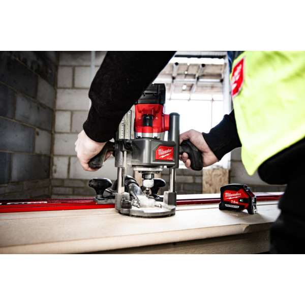 Фрезер акумулятрний кромкувальний MILWAUKEE, M18 FR12KIT-0P (цанги 8мм і 12мм, бічний упор, опорна плита, гайковий ключ, труба д Фрезер акумулятрний кромкувальний MILWAUKEE, M18 FR12KIT-0P (цанги 8мм і 12мм, бічний упор, опорна плита, гайковий ключ, труба д