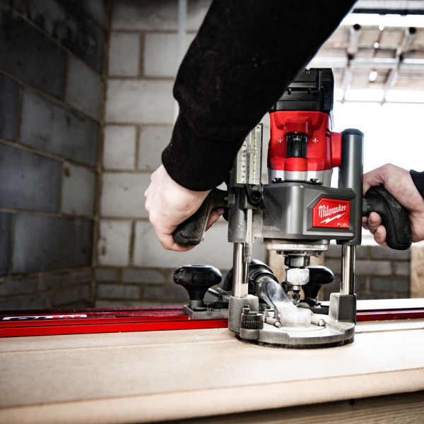 Фрезер акумулятрний кромкувальний MILWAUKEE, M18 FR12KIT-0P (цанги 8мм і 12мм, бічний упор, опорна плита, гайковий ключ, труба д Фрезер акумулятрний кромкувальний MILWAUKEE, M18 FR12KIT-0P (цанги 8мм і 12мм, бічний упор, опорна плита, гайковий ключ, труба д