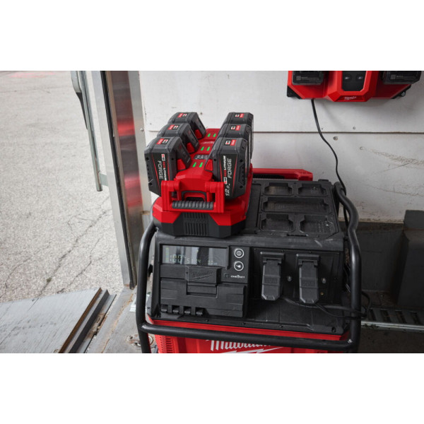 Зарядний пристрій PACKOUT MILWAUKEE, M18 MPC6 EU (на 6 акумуляторів) Зарядний пристрій PACKOUT MILWAUKEE, M18 MPC6 EU (на 6 акумуляторів)