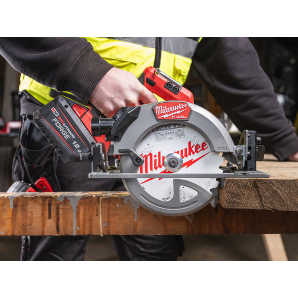 Пила дискова ручна акумуляторна безщіткова MILWAUKEE, M18 FCS66GR3-0 (каркас, диск пиляльний, картонне пакування) Пила дискова ручна акумуляторна безщіткова MILWAUKEE, M18 FCS66GR3-0 (каркас, диск пиляльний, картонне пакування)