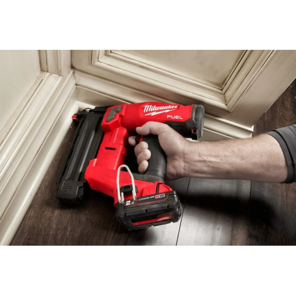 Пістолет цвяхозабивний акумуляторний безщітковий MILWAUKEE, M18 FN18GS-202X (зарядний пристрій M12-18 FC, 2 акумулятори М18 В2 2