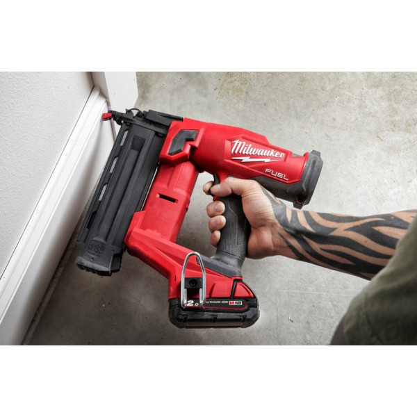 Пістолет цвяхозабивний акумуляторний безщітковий MILWAUKEE, M18 FN18GS-202X (зарядний пристрій M12-18 FC, 2 акумулятори М18 В2 2