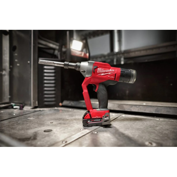 Заклепочник акумуляторний для замкових болтів безщітковий MILWAUKEE M18 ONEFLT-0X, діаметр 4,8-6,4мм (каркас, кліпса на ремінь.