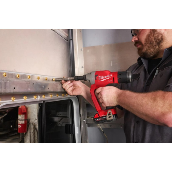 Заклепочник акумуляторний для замкових болтів безщітковий MILWAUKEE M18 ONEFLT-0X, діаметр 4,8-6,4мм (каркас, кліпса на ремінь.
