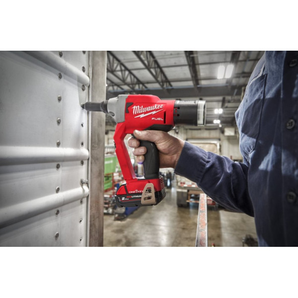 Заклепочник акумуляторний безщітковий MILWAUKEE M18 ONEFPRT-202X, діаметр заклепок 4,8-7,0мм (зарядний.пристрій М12-18 FC, 2 аку Заклепочник акумуляторний безщітковий MILWAUKEE M18 ONEFPRT-202X, діаметр заклепок 4,8-7,0мм (зарядний.пристрій М12-18 FC, 2 аку