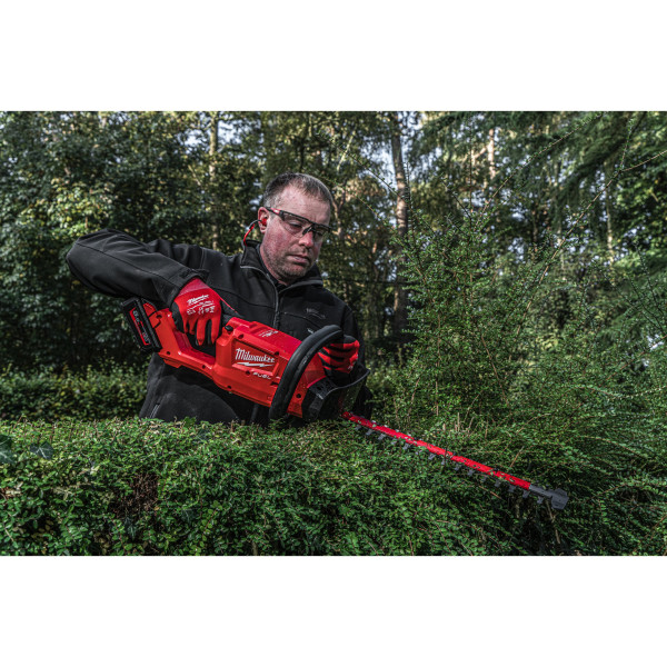 Кущоріз акумуляторний безщітковий MILWAUKEE, M18 FHT45-802, лезо 45см (зарядний пристрій M12-18 FC, 2 акумулятори М18 НВ8 8Аг, к