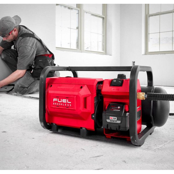 Компрессор акумуляторний MILWAUKEE, M18 FAC-0 (ресивер 9,5л, 9,3 БАР) Компрессор акумуляторний MILWAUKEE, M18 FAC-0 (ресивер 9,5л, 9,3 БАР)