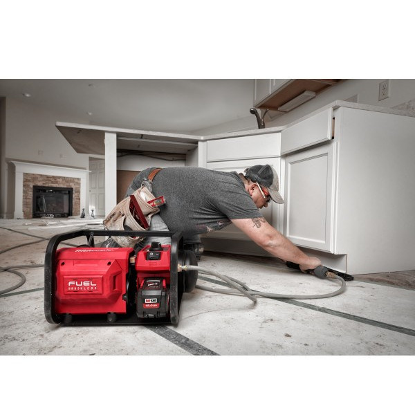 Компрессор акумуляторний MILWAUKEE, M18 FAC-0 (ресивер 9,5л, 9,3 БАР) Компрессор акумуляторний MILWAUKEE, M18 FAC-0 (ресивер 9,5л, 9,3 БАР)