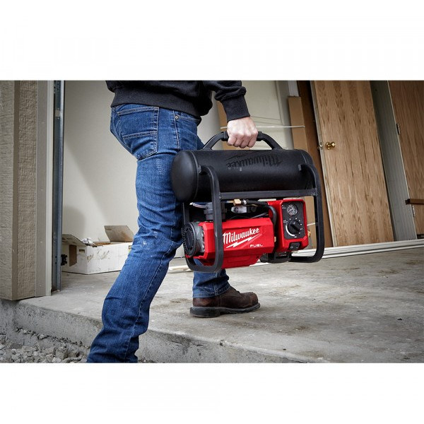 Компрессор акумуляторний MILWAUKEE, M18 FAC-0 (ресивер 9,5л, 9,3 БАР) Компрессор акумуляторний MILWAUKEE, M18 FAC-0 (ресивер 9,5л, 9,3 БАР)