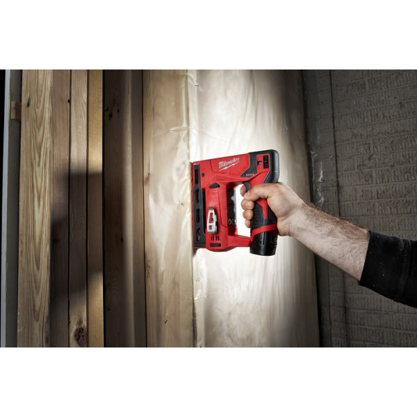 Степлер акумуляторний MILWAUKEE, M12 BST-202X (зарядний пристрій С12 С, 2 акумулятори М12 В2 2Аг, кліпса для ременя, HD кейс) Степлер акумуляторний MILWAUKEE, M12 BST-202X (зарядний пристрій С12 С, 2 акумулятори М12 В2 2Аг, кліпса для ременя, HD кейс)