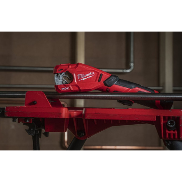 Труборіз акумуляторний по нержавіючій сталі MILWAUKEE, M12 PCSS-202C (зарядний пристрій С12 С, 2 акумулятори М12 В2 2Аг, кейс)