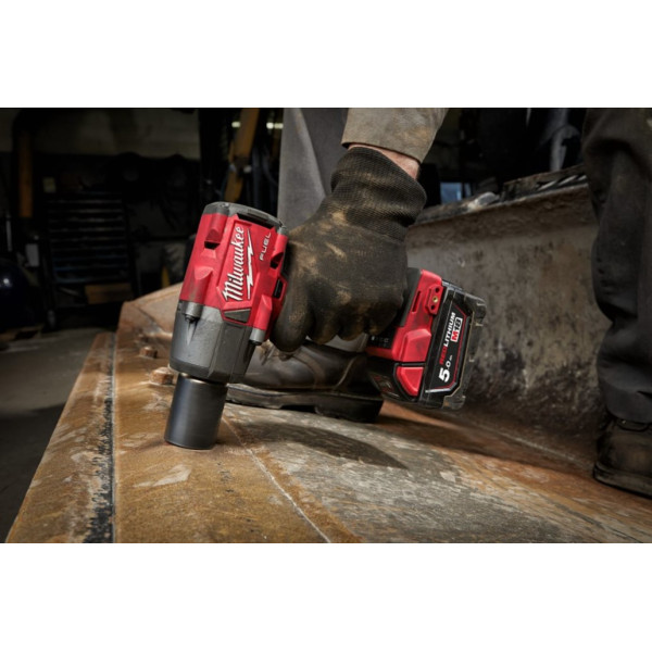 Гайковерт акумуляторний безщітковий 3/8'' MILWAUKEE, М18 FMTIW2F38-0X, 813Нм, з кільцем (каркас, кліпса для реміня, HDкейс)
