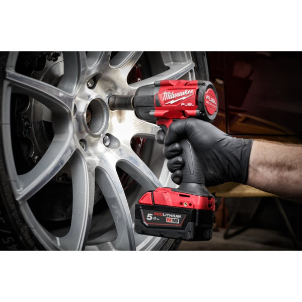Гайковерт акумуляторний безщітковий MILWAUKEE 1/2" (881 Нм) M18 FMTIW2F12-502X, з фрикційним кільцем, (зарядний пристрій M12-18