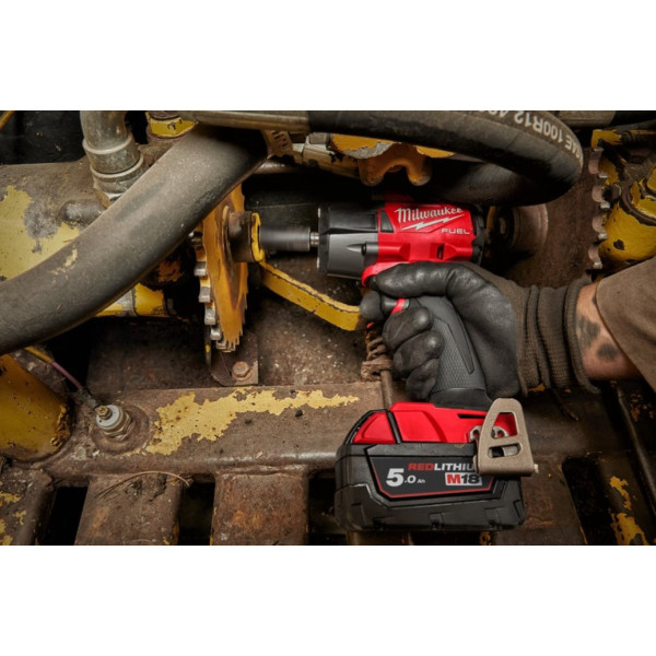Гайковерт акумуляторний безщітковий MILWAUKEE 1/2" (881 Нм) M18 FMTIW2F12-502X, з фрикційним кільцем, (зарядний пристрій M12-18