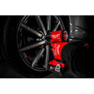 Гайковерт акумуляторний безщітковий MILWAUKEE 1/2" (881 Нм) M18 FMTIW2F12-502X, з фрикційним кільцем, (зарядний пристрій M12-18