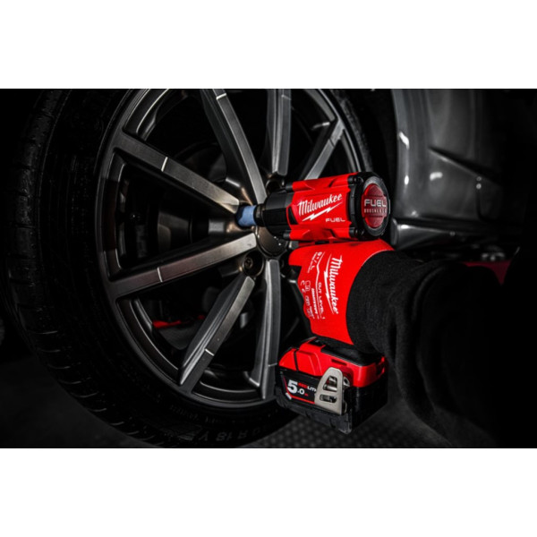 Гайковерт акумуляторний безщітковий MILWAUKEE 1/2" (881 Нм) M18 FMTIW2F12-502X, з фрикційним кільцем, (зарядний пристрій M12-18