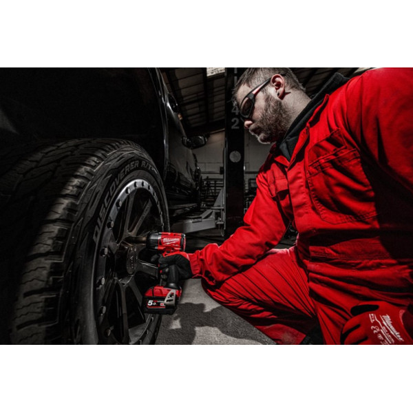Гайковерт акумуляторний безщітковий MILWAUKEE 1/2" (881 Нм) M18 FMTIW2F12-502X, з фрикційним кільцем, (зарядний пристрій M12-18