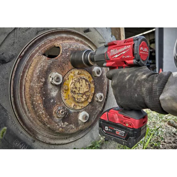 Гайковерт акумуляторний безщітковий MILWAUKEE 1/2" (881 Нм) M18 FMTIW2F12-502X, з фрикційним кільцем, (зарядний пристрій M12-18