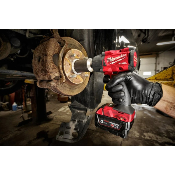 Гайковерт акумуляторний безщітковий MILWAUKEE 1/2" (881 Нм) M18 FMTIW2F12-502X, з фрикційним кільцем, (зарядний пристрій M12-18