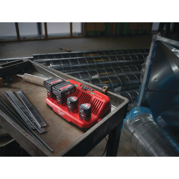 Зарядний пристрій MILWAUKEE, M12 C4 (для 4х акумуляторів М12) Зарядний пристрій MILWAUKEE, M12 C4 (для 4х акумуляторів М12)