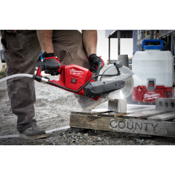 Машина відрізна акумуляторна безщіткова MILWAUKEE, M18 FCOS230-121, діаметр 230мм (зарядний пристрій М12-18 FC, 1 акумулятор М18