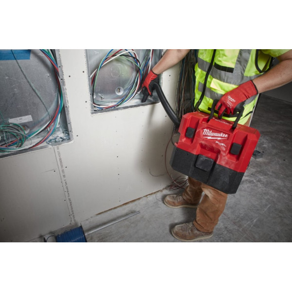 Пилосос акумуляторний MILWAUKEE, M12 FVCL-0, для рідини та сухого сміття (каркас, аксесуари, картонне пакування)