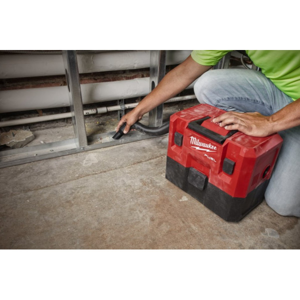 Пилосос акумуляторний MILWAUKEE, M12 FVCL-0, для рідини та сухого сміття (каркас, аксесуари, картонне пакування)