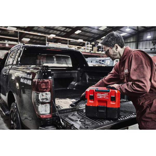 Пилосос акумуляторний MILWAUKEE, M12 FVCL-0, для рідини та сухого сміття (каркас, аксесуари, картонне пакування)