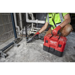 Пилосос акумуляторний MILWAUKEE, M12 FVCL-0, для рідини та сухого сміття (каркас, аксесуари, картонне пакування)