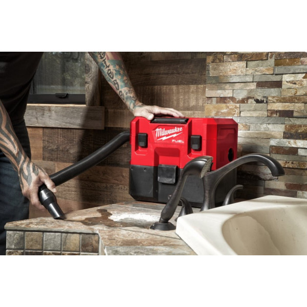 Пилосос акумуляторний MILWAUKEE, M12 FVCL-0, для рідини та сухого сміття (каркас, аксесуари, картонне пакування)