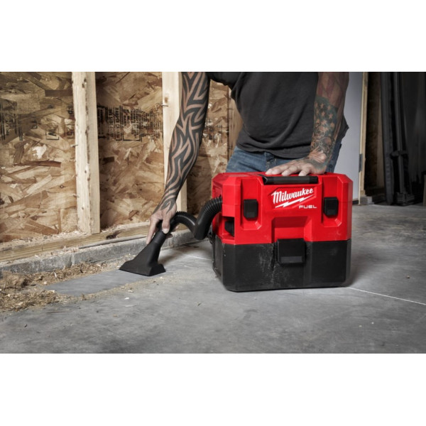 Пилосос акумуляторний MILWAUKEE, M12 FVCL-0, для рідини та сухого сміття (каркас, аксесуари, картонне пакування)