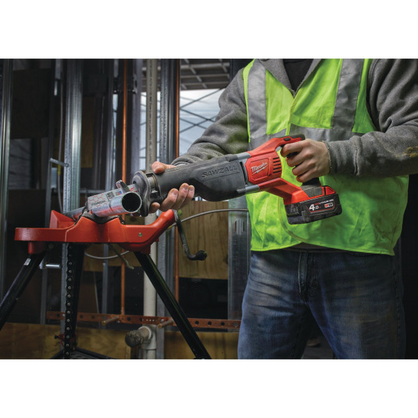 Пила шабельна акумуляторна MILWAUKEE, M18 BSX-402C (зарядний пристрій М12-18 С, 2 акумулятори М18 В4 4Аг, полотно, кейс)