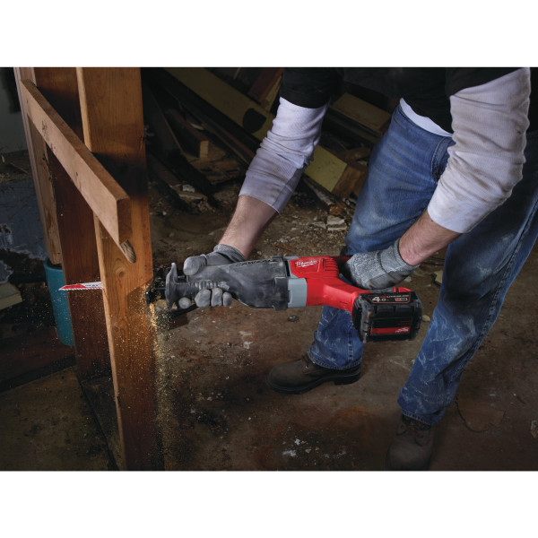 Пила шабельна акумуляторна MILWAUKEE, M18 BSX-402C (зарядний пристрій М12-18 С, 2 акумулятори М18 В4 4Аг, полотно, кейс)
