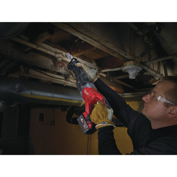 Пила шабельна акумуляторна MILWAUKEE, M18 BSX-402C (зарядний пристрій М12-18 С, 2 акумулятори М18 В4 4Аг, полотно, кейс)